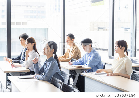セミナーを受ける人々 135637184