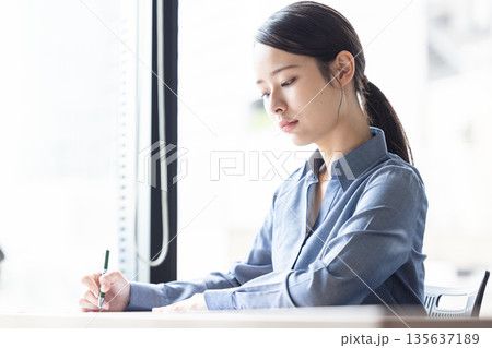 試験を受ける女性 135637189