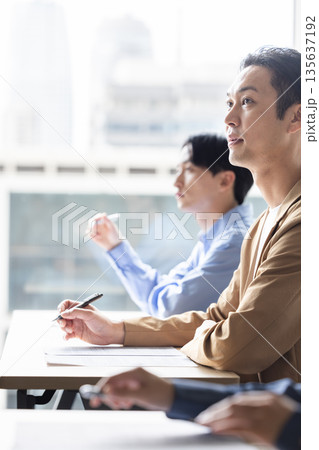 セミナーに参加する男性 135637192