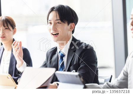 ビジネスシーン 135637218