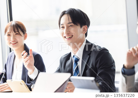 ビジネスシーン 135637220