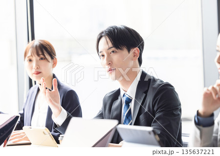 ビジネスシーン 135637221