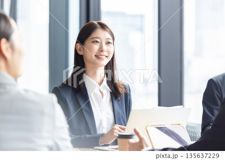 ビジネスウーマン 135637229