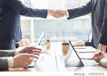 握手をするビジネスパーソン 135637251