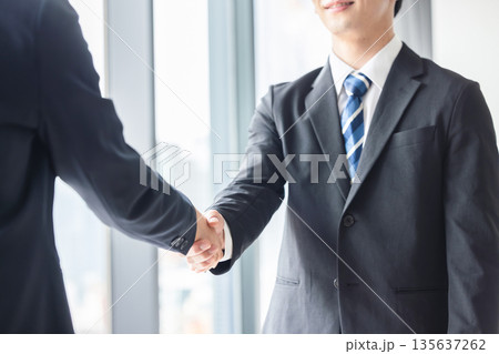 握手をするビジネスマン 135637262