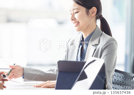 ビジネスウーマン ビジネスウーマン 135637436
