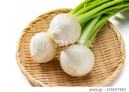 新鮮な葉付きかぶ(蕪) 新鮮な葉付きかぶ(蕪) 135637483