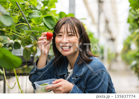 笑顔でいちごを持つ女性 笑顔でいちごを持つ女性 135637774