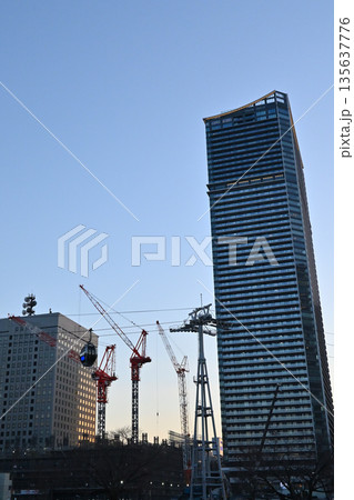 みなとみらい夕暮れの空とロープーウェイ　都会の景色 135637776