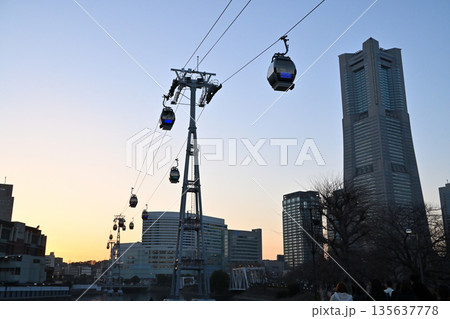 みなとみらい夕暮れの空とロープーウェイ 都会の景色 みなとみらい夕暮れの空とロープーウェイ 都会の景色 135637778