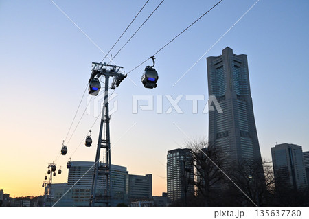 みなとみらい夕暮れの空とロープーウェイ 都会の景色 みなとみらい夕暮れの空とロープーウェイ 都会の景色 135637780