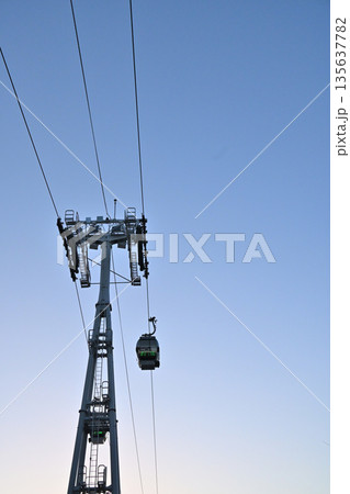 空とロープーウェイ　都会の景色 135637782