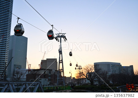 みなとみらい夕暮れの空とロープーウェイ　都会の景色 135637982