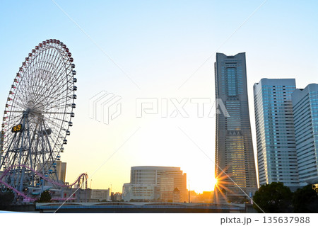 夕陽に染まるみなとみらい 135637988