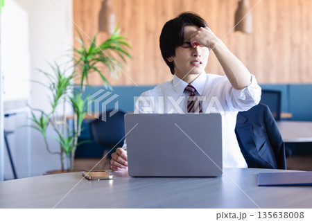 眼精疲労 眼精疲労 135638008