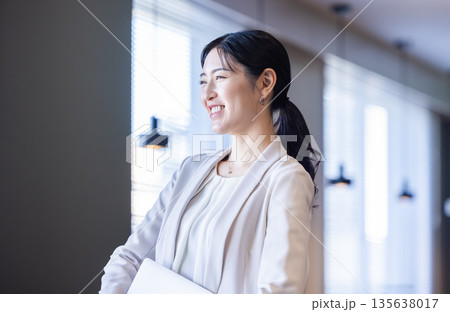 ビジネス ビジネスウーマン ビジネス ビジネスウーマン 135638017