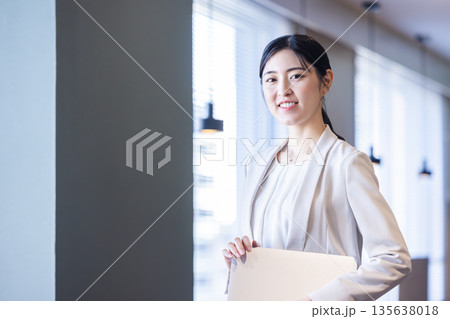 ビジネス　ビジネスウーマン 135638018