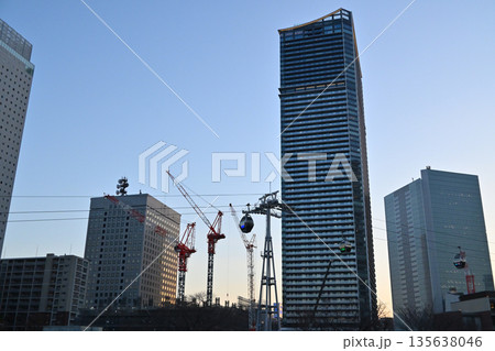 再開発が進む再資源化が始まったビル 135638046