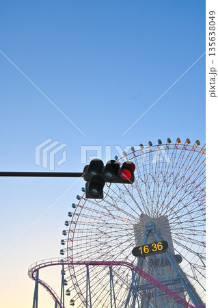 夕陽に染まるみなとみらい 夕陽に染まるみなとみらい 135638049
