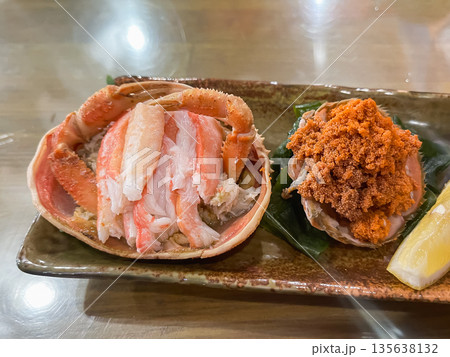 茹でた香箱がに(本ズワイガニのメス)。内子と外子付き。 135638132