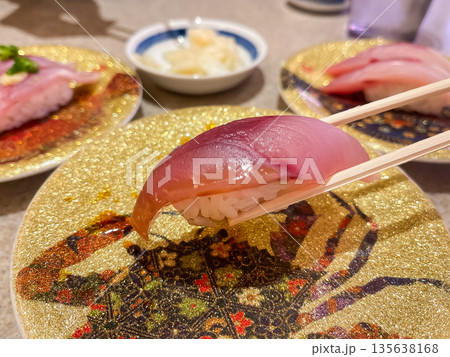 ブリの幼魚"ふくらぎ"の刺身が乗った握り寿司。和食。 ブリの幼魚"ふくらぎ"の刺身が乗った握り寿司。和食。 135638168