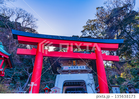 （神奈川県）江島神社・大鳥居と瑞心門 135638173