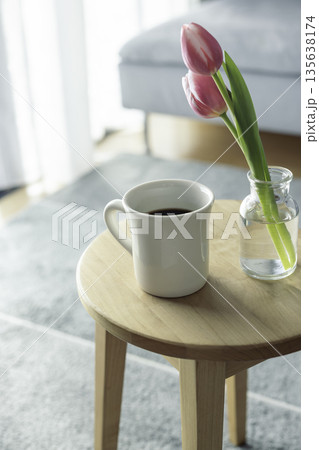 春の朝、チューリップとコーヒーのある暮らし 135638174
