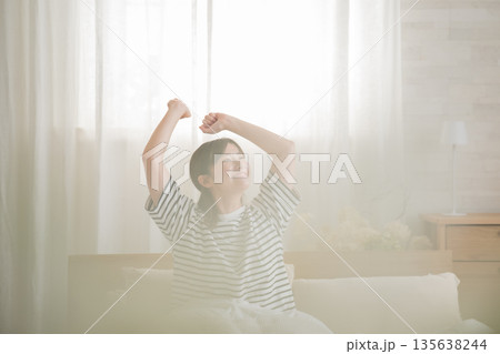 起床する女性 起床する女性 135638244