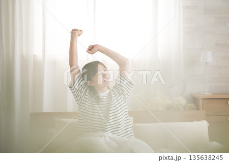 起床する女性 起床する女性 135638245