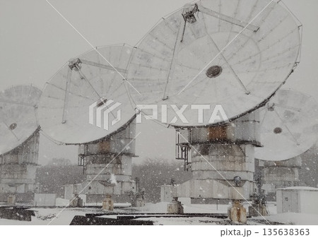 雪の日の野辺山宇宙電波観測所 135638363
