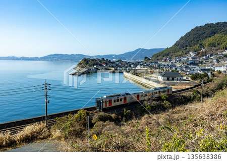 漁港沿いを走るローカル線 漁港沿いを走るローカル線 135638386