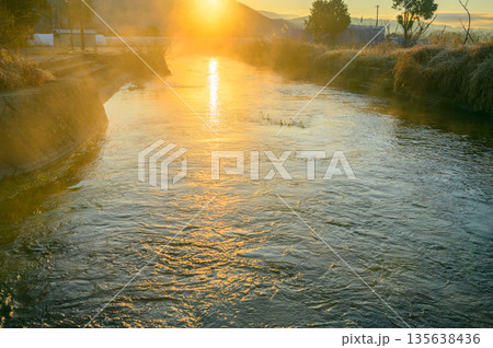 名も無き湧水川にて初日の出を拝む【安曇野】 135638436