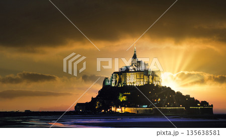 世界遺産・モンサンミッシェル僧院の絶景 世界遺産・モンサンミッシェル僧院の絶景 135638581