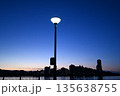 外灯と海岸の夜景風景 135638755