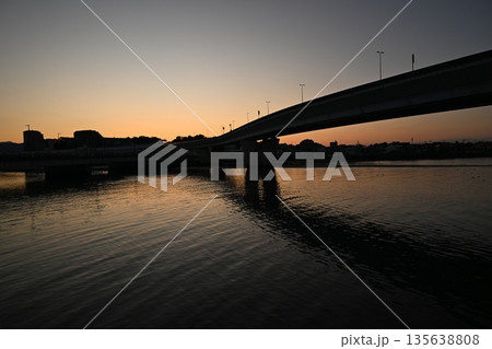 外灯と海岸の夜景風景 135638808