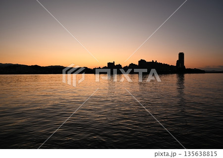 外灯と海岸の夜景風景 135638815