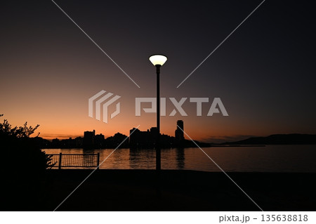 外灯と海岸の夜景風景 135638818