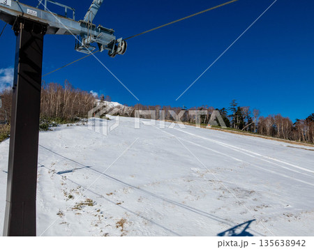 雪不足のスキー場 雪不足のスキー場 135638942