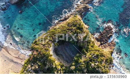 伊豆下田の絶景・龍宮窟　自然が造り出した洞窟美を空から撮影 135638960