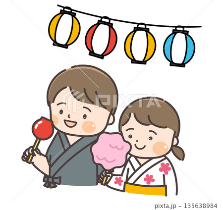 提灯の下でりんご飴を持つ甚平の男の子と、わたあめを持つ浴衣の女の子 提灯の下でりんご飴を持つ甚平の男の子と、わたあめを持つ浴衣の女の子 135638984