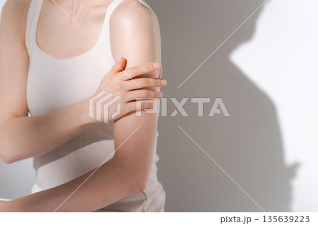 ボディケアをする美しい女性 135639223