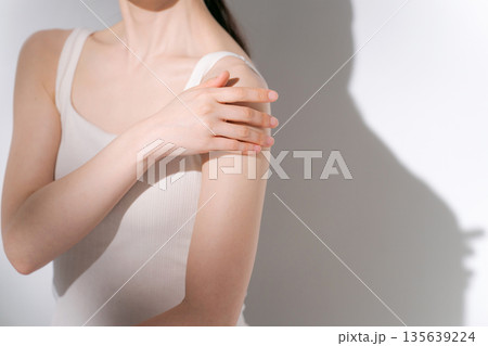 ボディケアをする美しい女性 ボディケアをする美しい女性 135639224