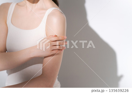 ボディケアをする美しい女性 135639226