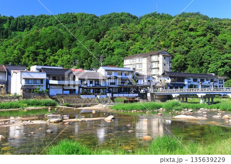 【鳥取県】晴天の三朝温泉（河原風呂） 135639229