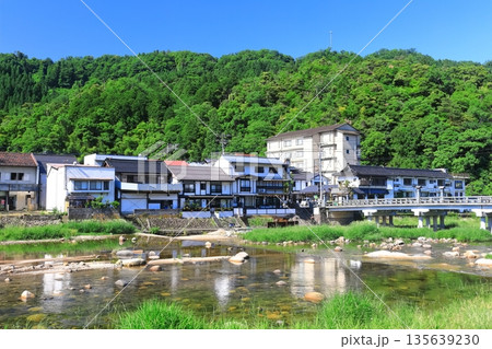 【鳥取県】晴天の三朝温泉(河原風呂) 【鳥取県】晴天の三朝温泉(河原風呂) 135639230