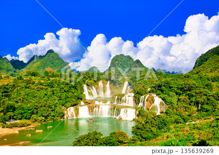 南寧の徳天滝にかかる入道雲合成 135639269