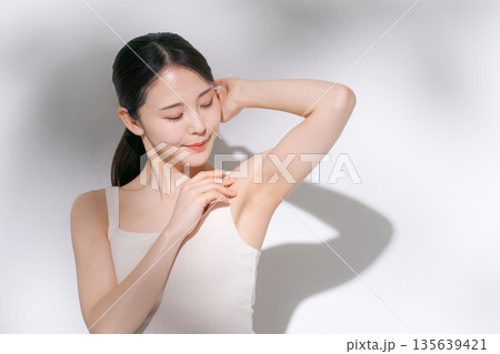 腕を上げる女性のビューティーイメージ 135639421