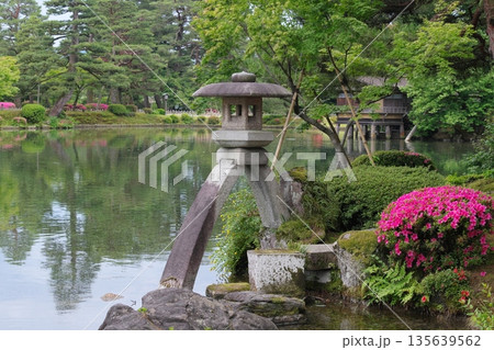 兼六園　霞ヶ池と徽軫灯籠 135639562