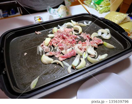 焼きそばの調理　屋台 135639796