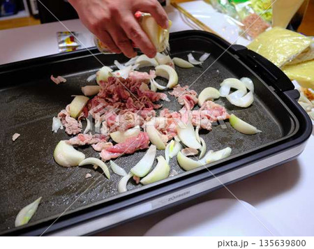 焼きそばの調理 屋台 焼きそばの調理 屋台 135639800